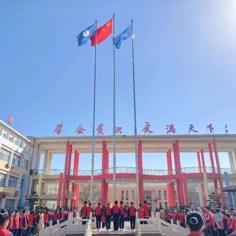 《拥抱春天，让我们逐梦启航》——梁邹小学周一升国旗仪式
