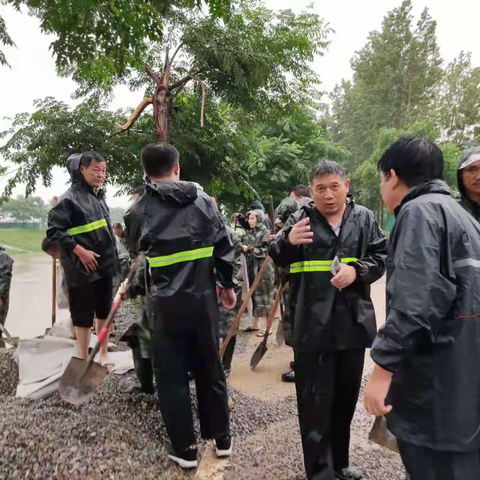 汛情再升级，响应更有力||——城郊乡用责任筑牢防汛“安全墙”