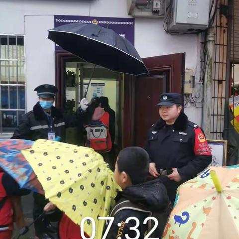 开学季，硖石派出所开启“护校模式”！
