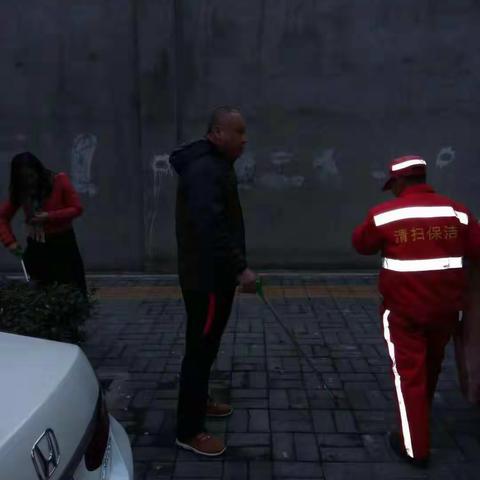 【争创“平安鼎”，碑林在行动·街道篇】                       长乐坊街道长乐社区利用节假日清理废旧家俱