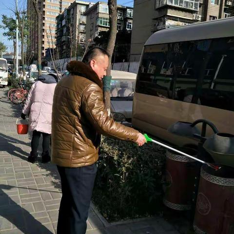 长乐社区利用节假日践行“烟头革命”