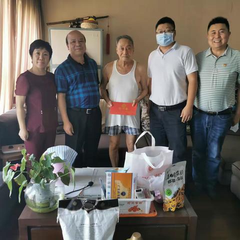 心系老兵 致敬军人——南湾街道开展“八一”走访慰问活动