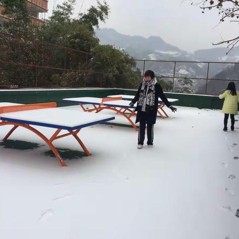 教学楼顶一场雪仗，害我患了一场伤风！
