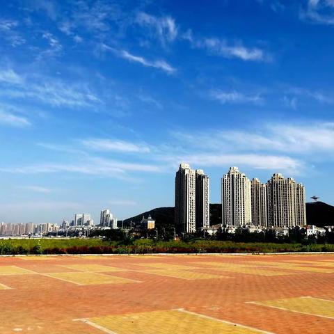 白云飘过红星海……