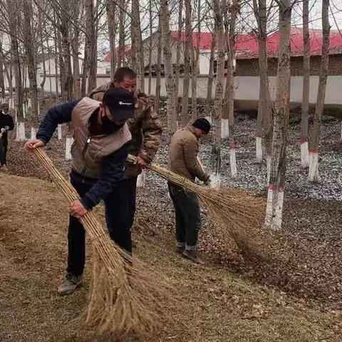 喀拉苏镇塔斯阿纳村开展春季环境卫生大扫除活动