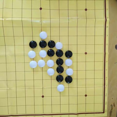 以棋纸为战场，一决高低 ――六（3）班五子棋兴趣小组