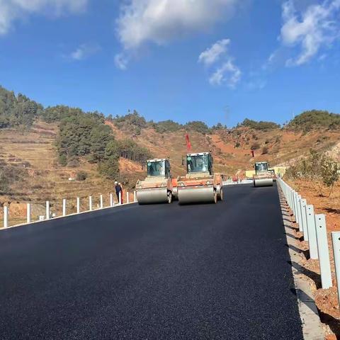 宁永路面分部“滇西北高海拔地区抗紫外光老化沥青路面关键技术研究”试验段铺筑