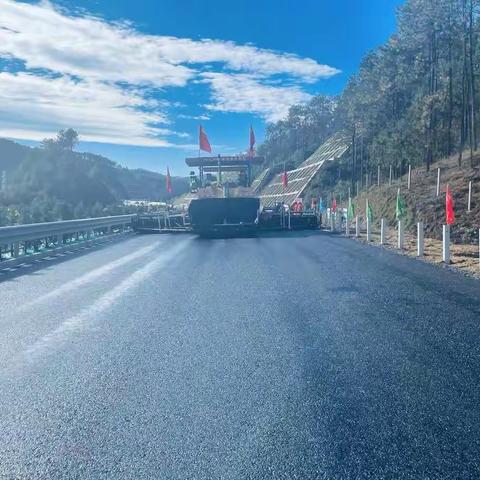宁永路面分部沥青上面层试验段铺筑成功