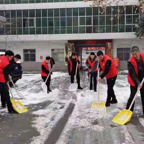 扫雪除冰迎新年   ——   志愿服务正当时