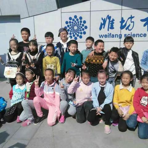 两代徒步携暖阳 家校合育话成长---奎文区十里堡小三年级家委会组织班级活动掠影