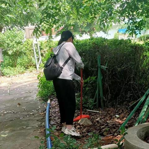 2021年4月15日金牛岭社区工作人员义务劳动