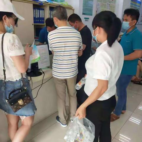 2021年4月1日在社区服务中心为打疫苗居民发放旷泉水