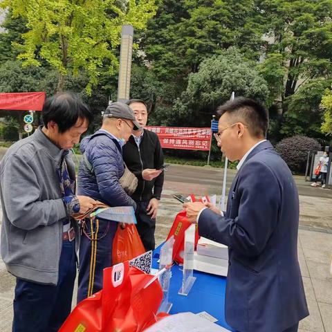 整治拒收现金 优化支付环境               四川银行成都光华大道支行开展“整治拒收人民币现金”专项宣传活动