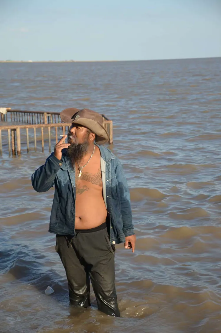 奉贤海湾码头有一支以大胡子为领军人物年轻人为骨干的表演队用精彩的