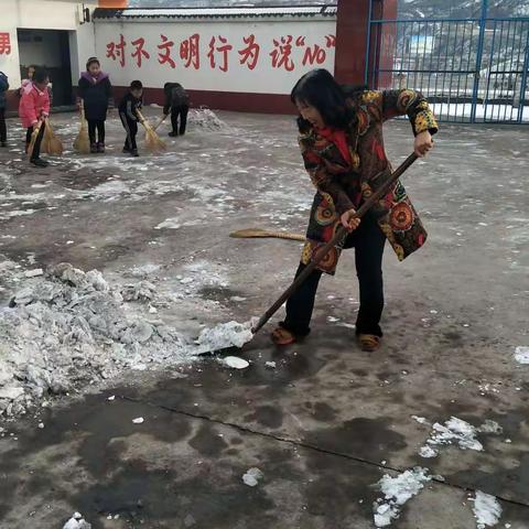 师生齐心扫积雪，共创平安好校园――东团小学