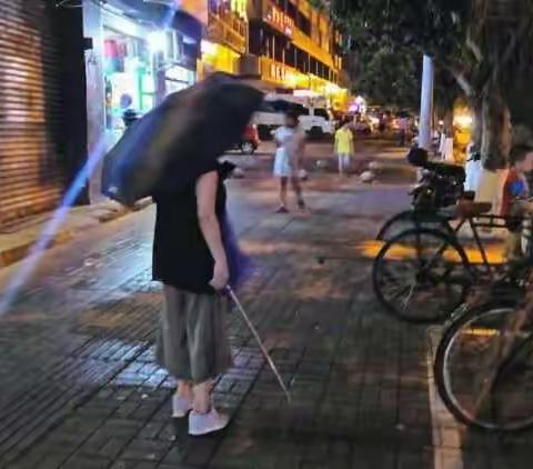 市社科联冒雨夜巡人民街道拦海社区