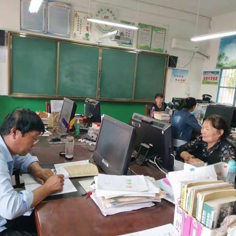 竹峪镇兰梅塬小学教师会议之安排“千名教师进万家”相关事宜