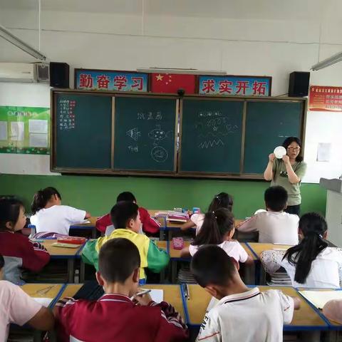 西大附中胡长瑞老师送教竹峪镇兰梅塬小学之美术课《纸盘鱼》
