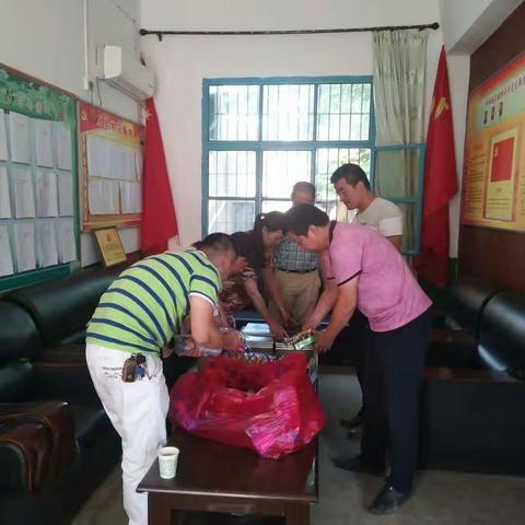 西北大学附属中学左校长来竹峪镇兰梅塬小学为贫困学生赠送学习用品