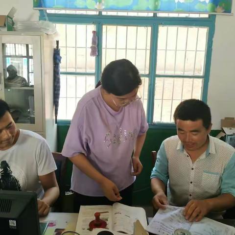 竹峪镇兰梅塬小学日常教学工作之教案和作业检查剪影