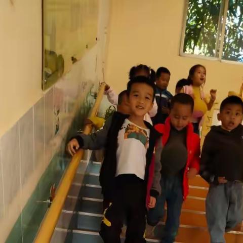 芒市晟光幼儿园蒙大六班——感恩节之体验“孕妈妈”活动