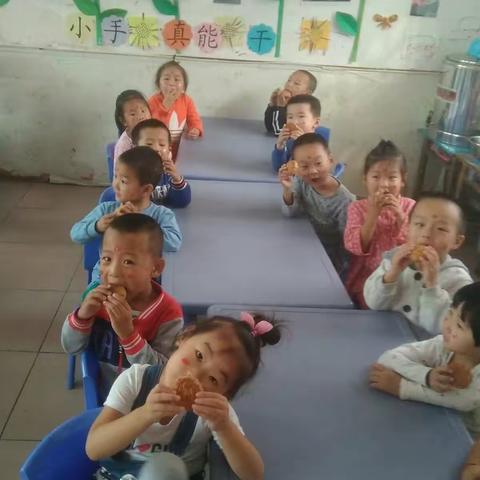 中秋月儿圆，月饼香又甜