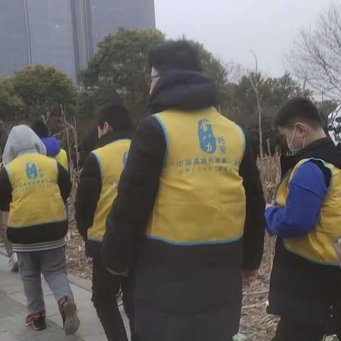 新的一年开启新的希望，新的希望承载新的梦想，每个人都是黑暗中的一道光，要相信那道光会让自己变得更好，加油