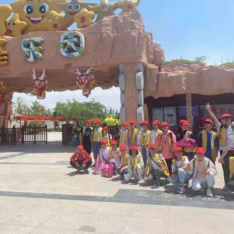 愿祖国的花朵们，在阳光的沐浴下茁壮成长，节日快乐！