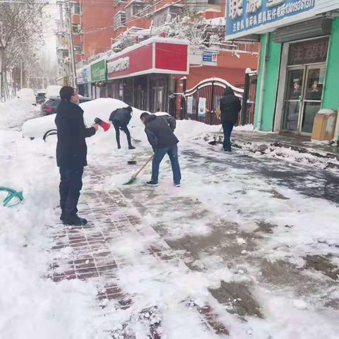 冬日齐除雪，热情暖人心，世博社区志愿者共战积雪