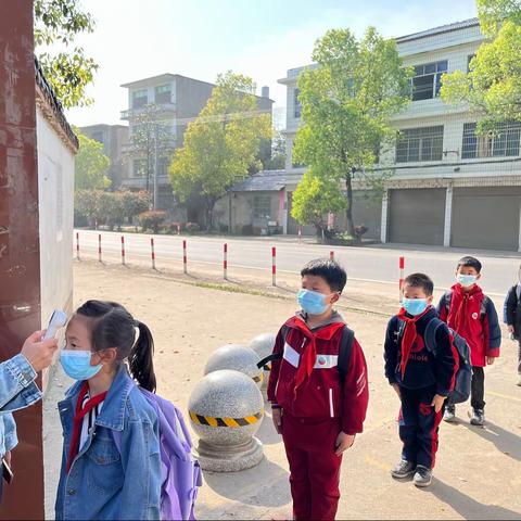 以“演”筑防 以“练”备战. 疫情演练 共筑防线 ——桐木镇荆坪小学疫情防控演练