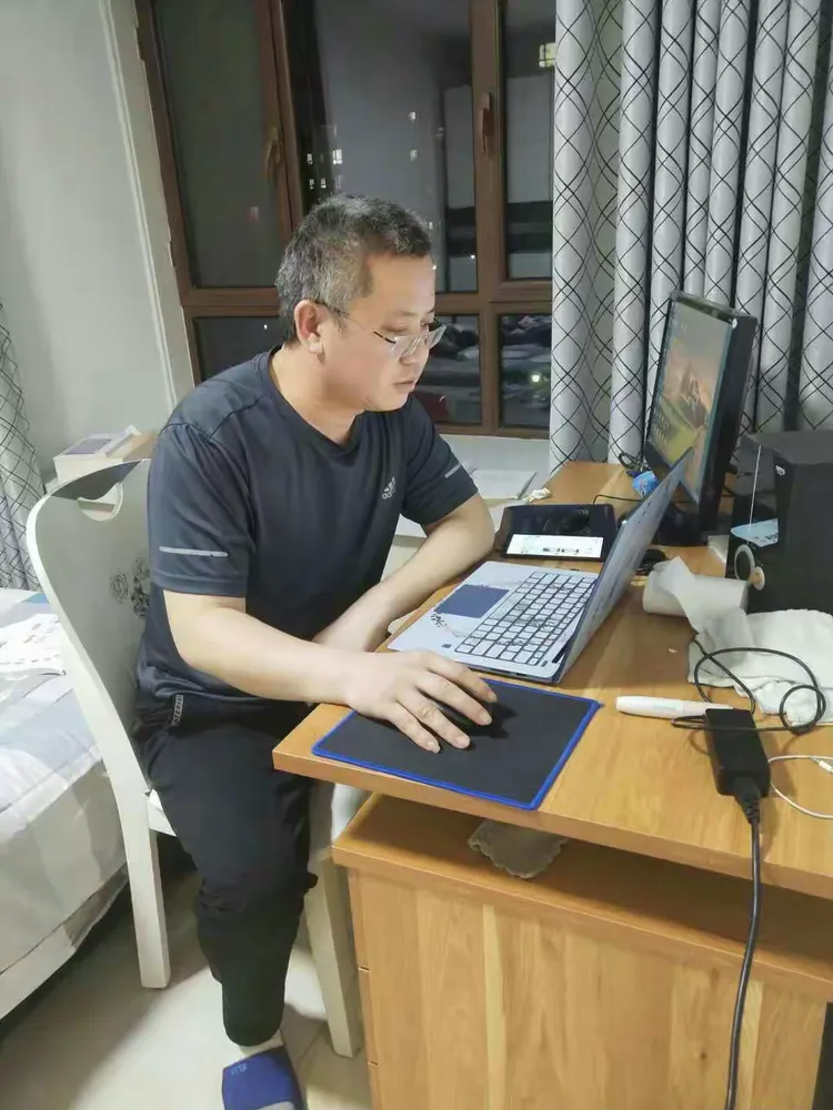 杨朝祥,刘洪凯二位老师投入到网上教学中