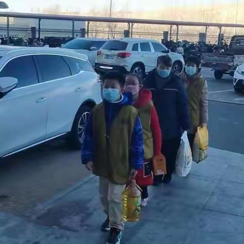 周智轩寒假参加关怀贫困户家庭访视