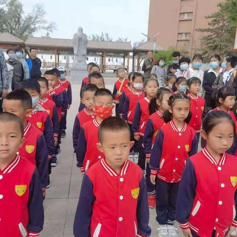 走进小学 畅想明天。  回民区育扬幼儿园启航班参观小学活动