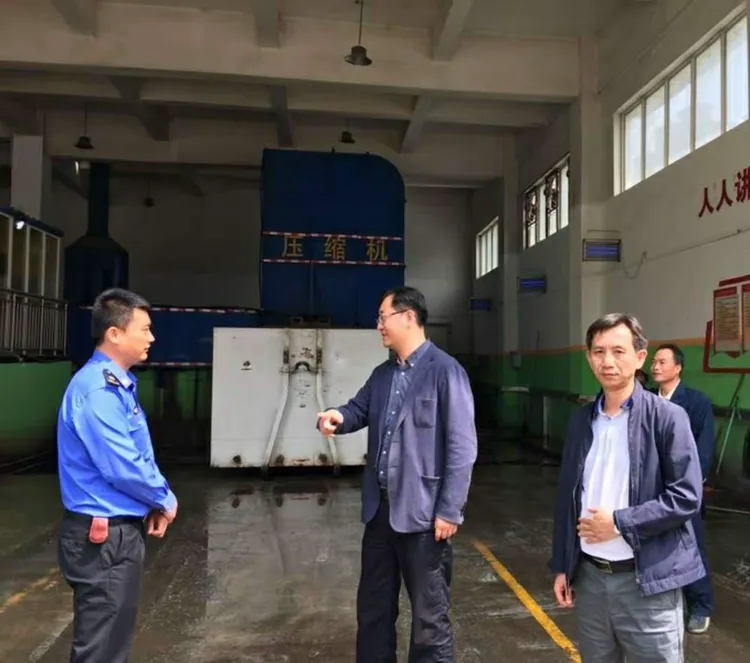 高新区城市管理局副局长赵冀带队对锦业一路压缩站进行检查