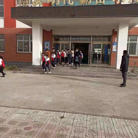 第二小学防火灾逃生演练纪实