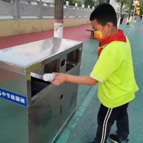 海区五小三八班：庆五一“弯弯腰，捡垃圾，干干净净过五一”活动