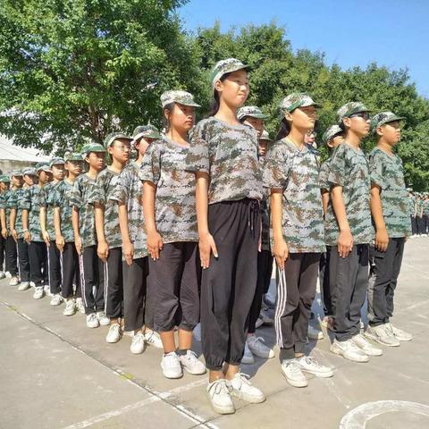 辉县市占城镇中心学校2020级新生军训掠影