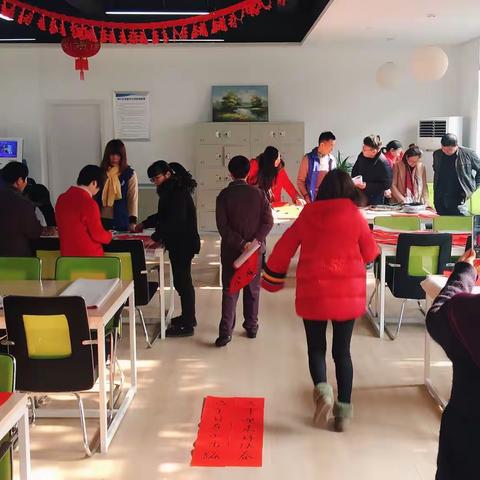 笔尖上的年味：稠江街道文化志愿者“写春联送祝福”活动