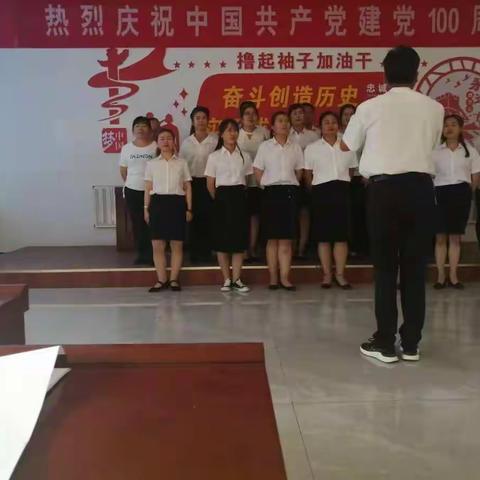 新湖农场十八连党支部组织党         员唱红歌