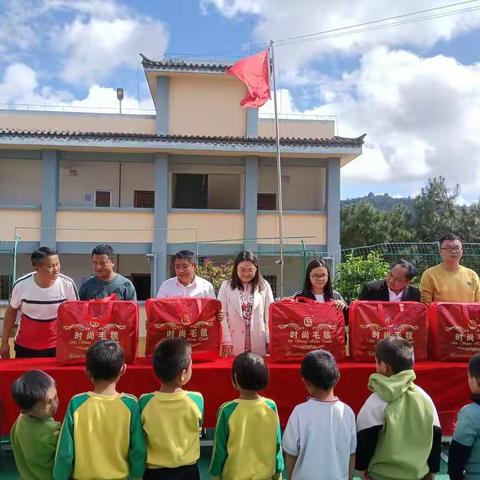 爱心无止尽   助学见真情