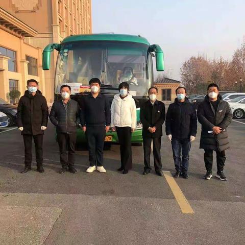 并肩携手共克时艰                                       互相道别共祝平安
