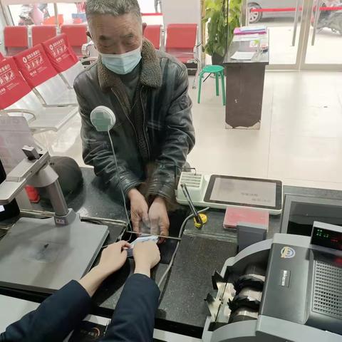 迎新年涡阳农商行开展新币兑换活动