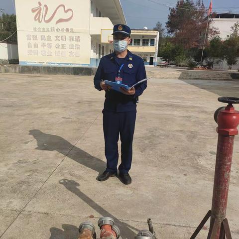 消防安全，生命至上——铁山垅镇中坑小学老师参加“消防实操”培训