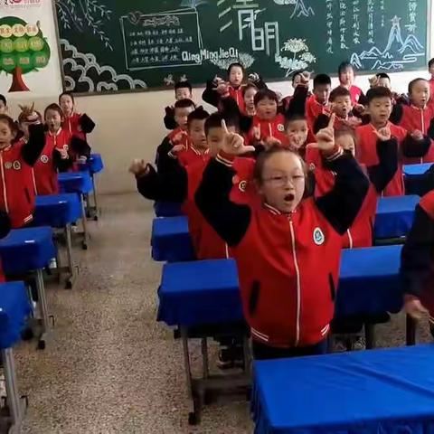 相伴共读 书香润德——花园小学一（2）班读书节活动纪实