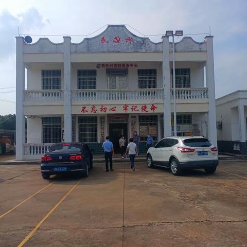 区委常委、统战部长杜梅英到民兴村委会督导省乡村振兴大比拼市县交叉检查迎检工作