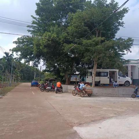 甲子镇中心卫生院到民兴村委会开展老年人免费健康体检活动