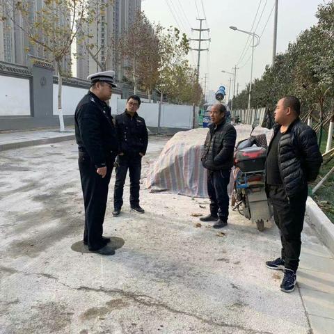 施工单位私设围挡 沣东交巡警现场叫停