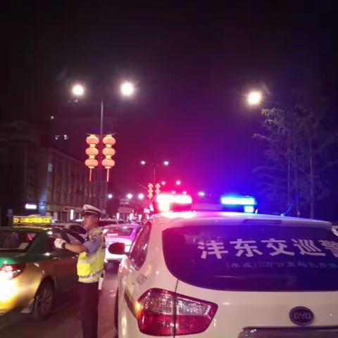 异地用警夜查酒驾 西咸交巡警“闪亮”南门