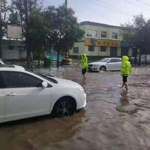 你的“现”男友已出现  别怪他“衣衫不整”  ～狂风暴雨中的沣东交巡警