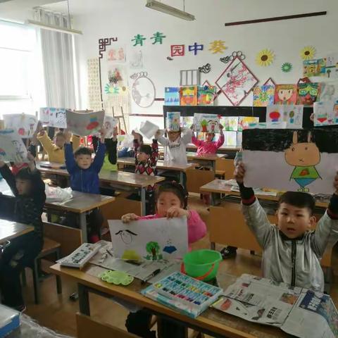 灵武市青少年活动中心开展绘画、书法、舞蹈、电子琴、吉它、足球等丰富多彩的免费校外教育活动。